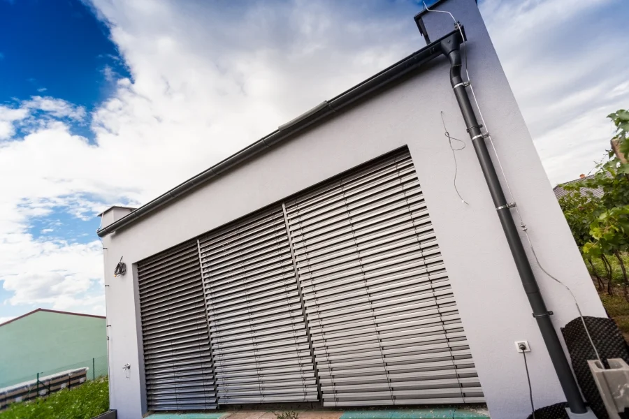 Exteriér – Rodinný dům Bořetice, detail fasády se stahovacími žaluziemi velkého okna