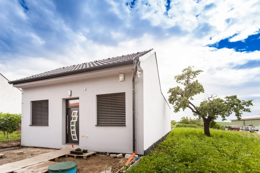 Rodinný dům Bořetice – boční pohled, pozemek sousedící s vinicemi