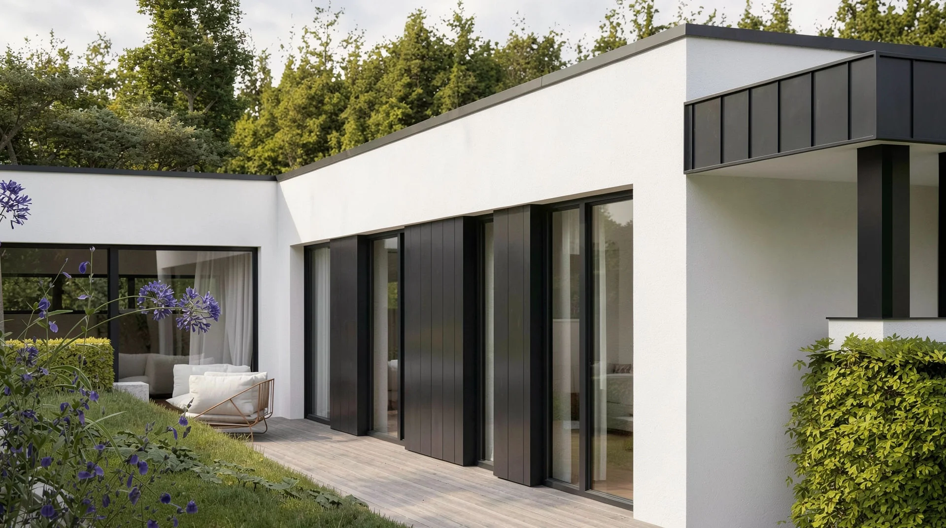 Vizualizace exteriéru – Rodinný dům Hranice, zahradní fasáda s posuvnými panely a terasou, květinový záhon v popředí