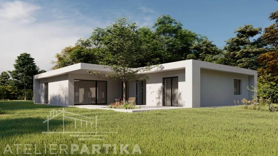 Exteriér – Rodinný dům Hukvaldy, pohled od trávníku se vzrostlým stromem před vstupem