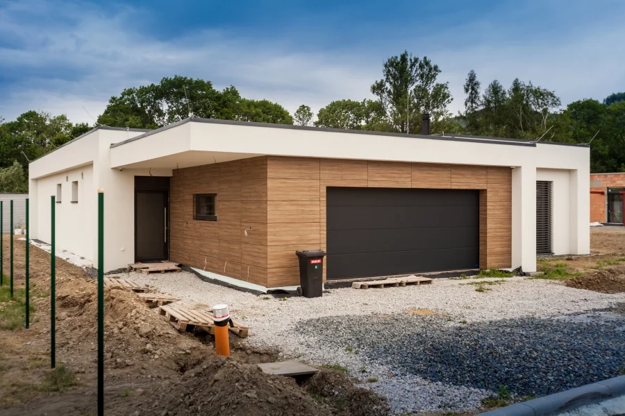 Exteriér – Rodinný dům Hukvaldy, vstup s dřevěným obkladem