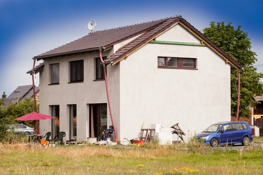 Exteriér – Rodinný dům Hustopeče nad Bečvou, čelní pohled na dům se zahradou a posezením na terase