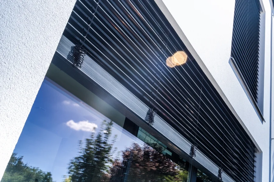 Exteriér – Rodinný dům Jílová, detail hliníkového žaluziového stínění nad velkoformátovým oknem