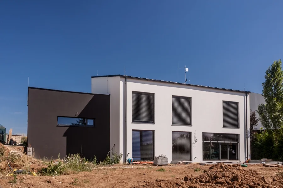 Exteriér – Rodinný dům Jílová, celkový pohled na dům s kombinací tmavé a bílé fasády