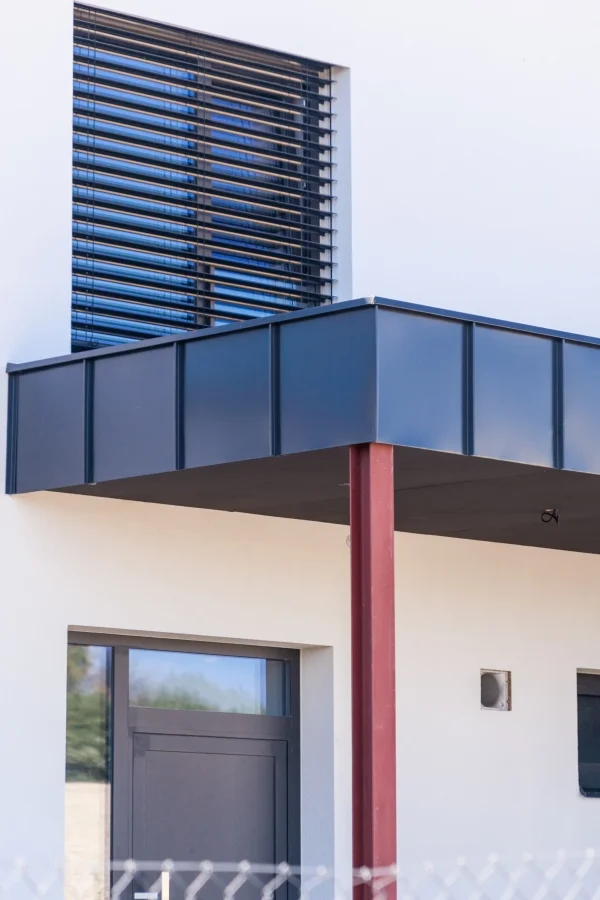 Exteriér – Rodinný dům Jílová, detail vstupu s přesahem a žaluziovým stíněním