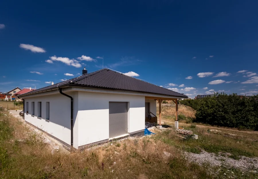 Exteriér – Rodinný dům Levín, celkový pohled na dům s valbovou střechou a bílou omítkou