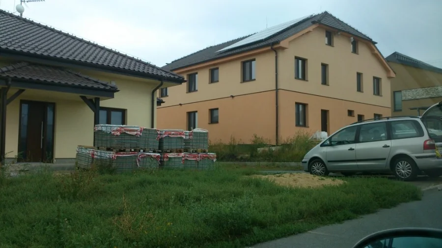 Rodinný dvojdomek Moravany – čelní pohled se dvěma symetrickými vstupy