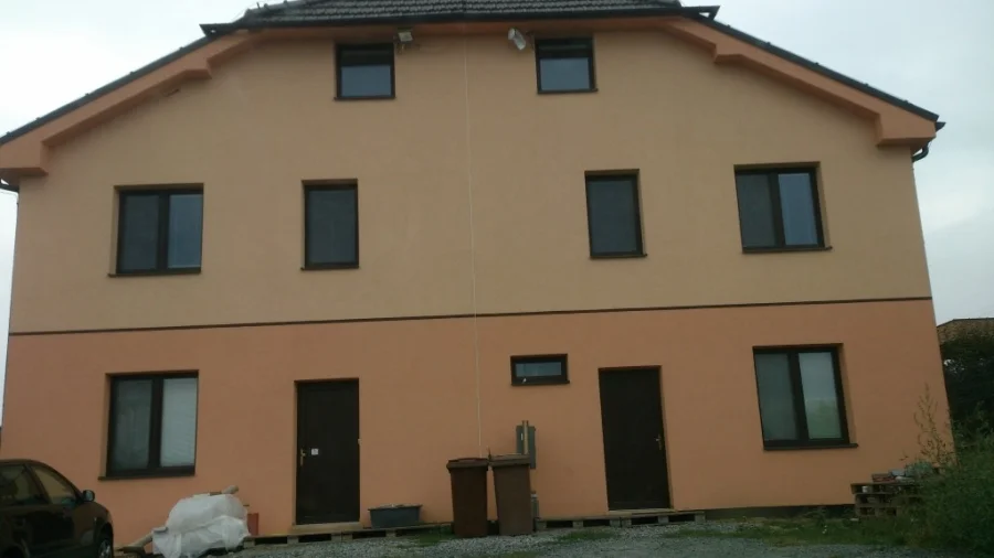 Exteriér – Rodinný dvojdomek Moravany, boční pohled