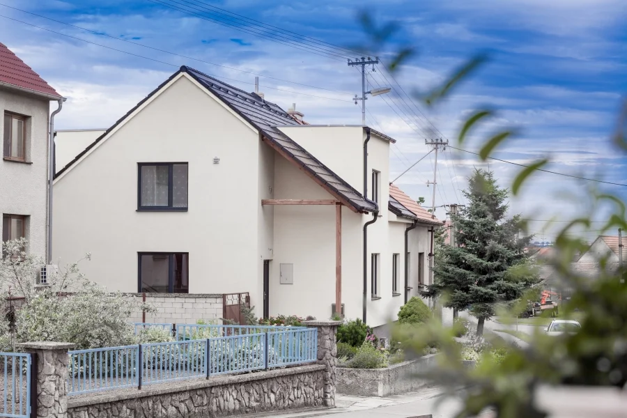 Exteriér – Rodinný dům Mutěnice, pohled z ulice na patrovou vestavbu do souvislé zástavby