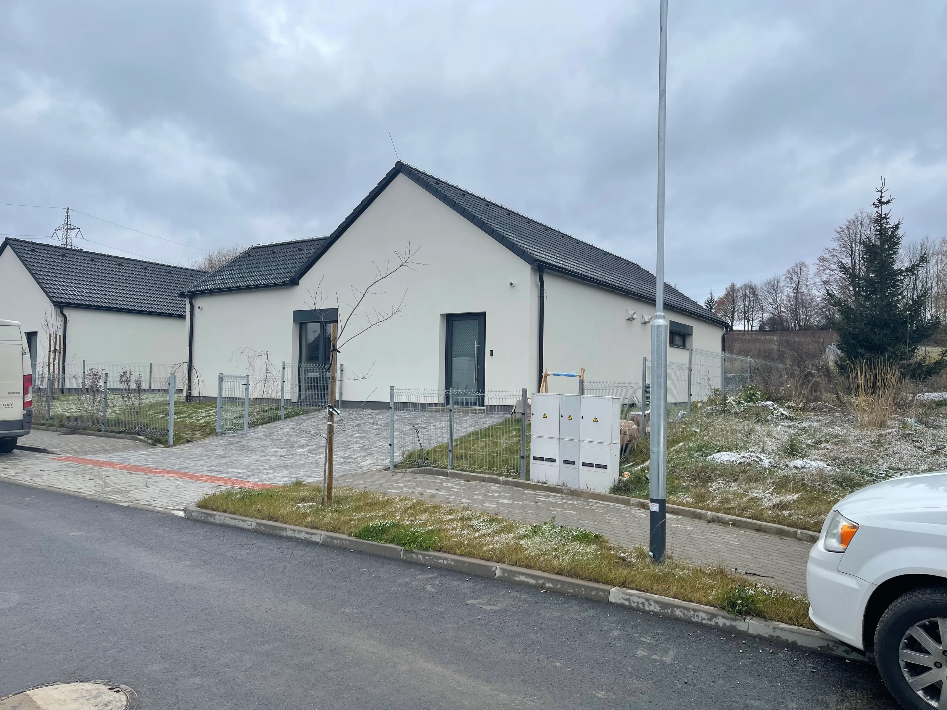 Exteriér – Rodinný dům Studénka, pohled z ulice s příjezdovou cestou