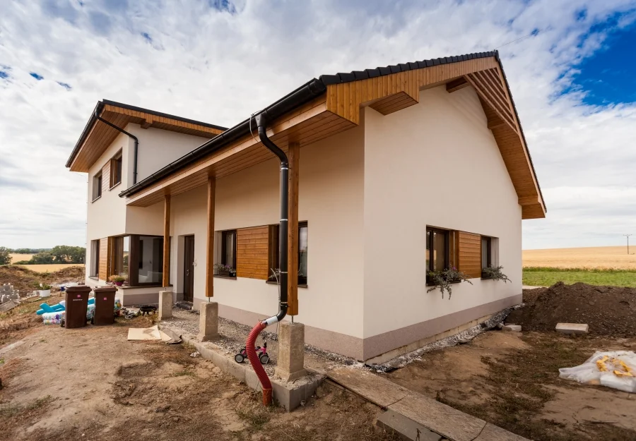Exteriér – Rodinný dům Výškov, čelní pohled s krytým zápražím na dřevěných sloupech